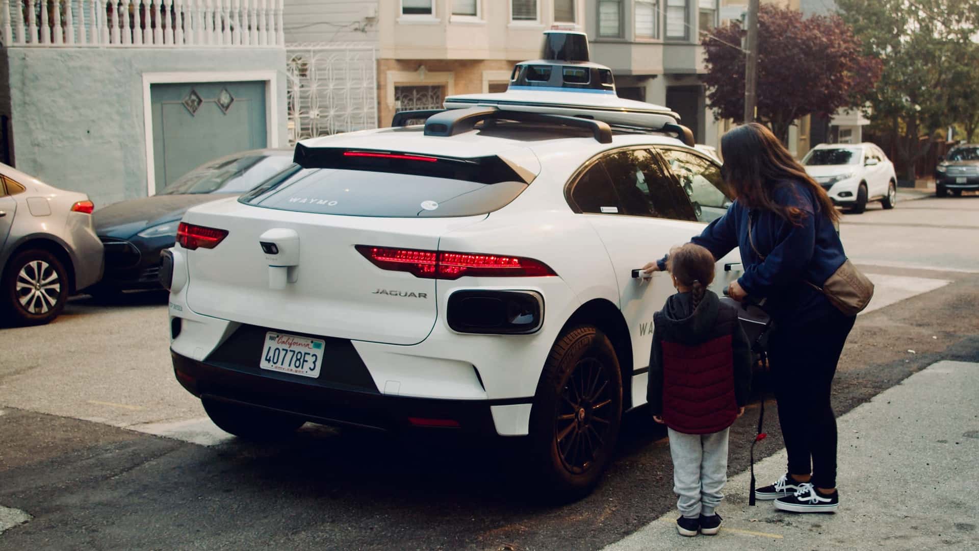 Waymo به دلیل اشتباه خطرناک رانندگی با فراخوانی بزرگ روبرو می شود Waymo به دلیل اشتباه خطرناک رانندگی با فراخوانی بزرگ روبرو می شود