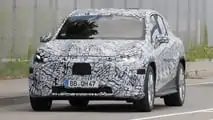 Foto spia del SUV Mercedes EQC di nuova generazione