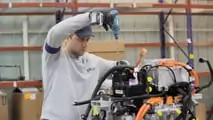 L'assemblaggio della Peugeot e-208 a Saragozza