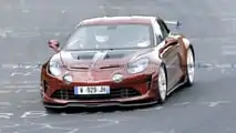 Le foto spia di una nuova versione dell'Alpine A110