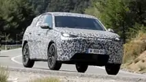 Foto spia con vista frontale della Peugeot 3008 2024