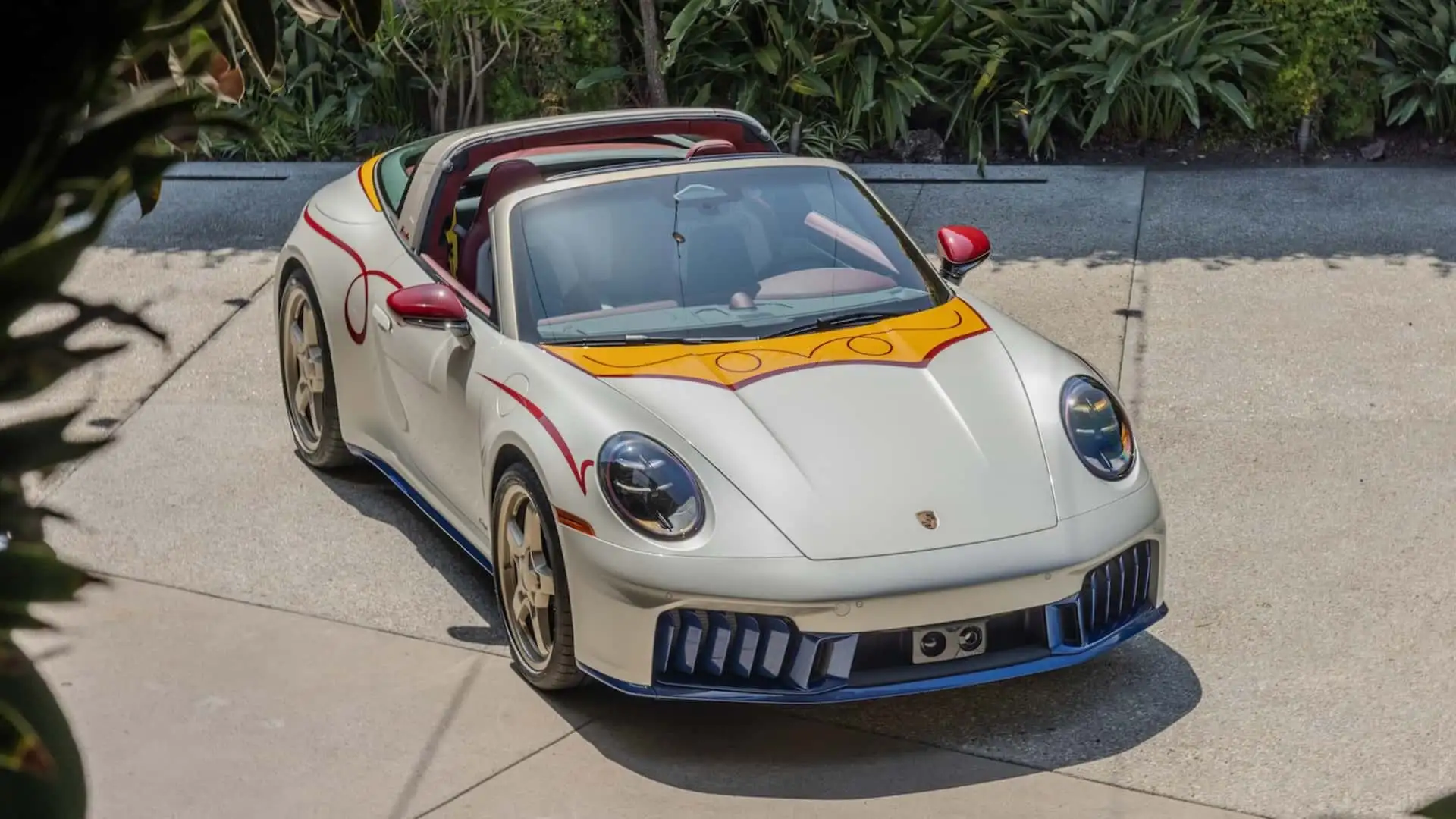 https://cdn.motor1.com/images/mgl/Oo9E9o/s1/porsche-911-jessie-toy-story.webp