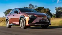 Lexus RZ 500e 2026 em movimento