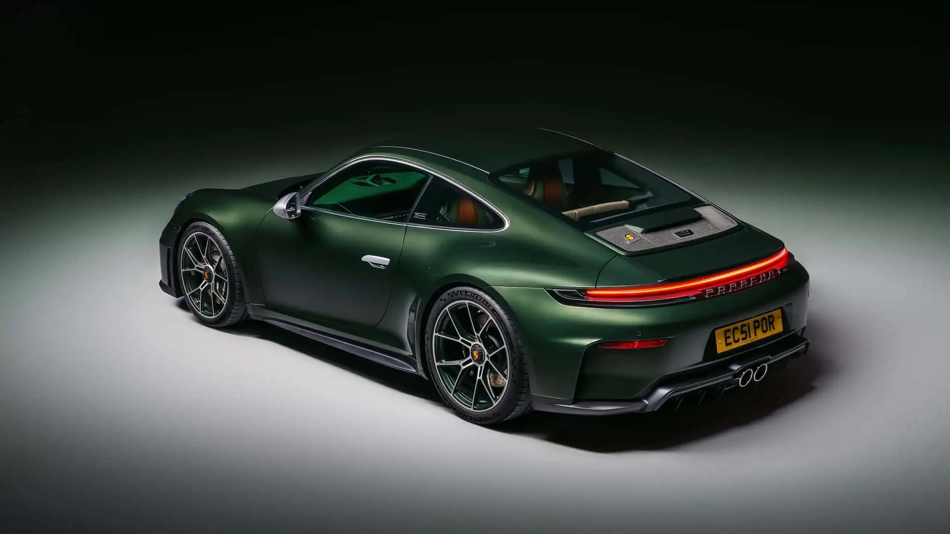 https://cdn.motor1.com/images/mgl/Oo9NvA/s1/porsche-911-gt3-earls-court-51-edition.webp