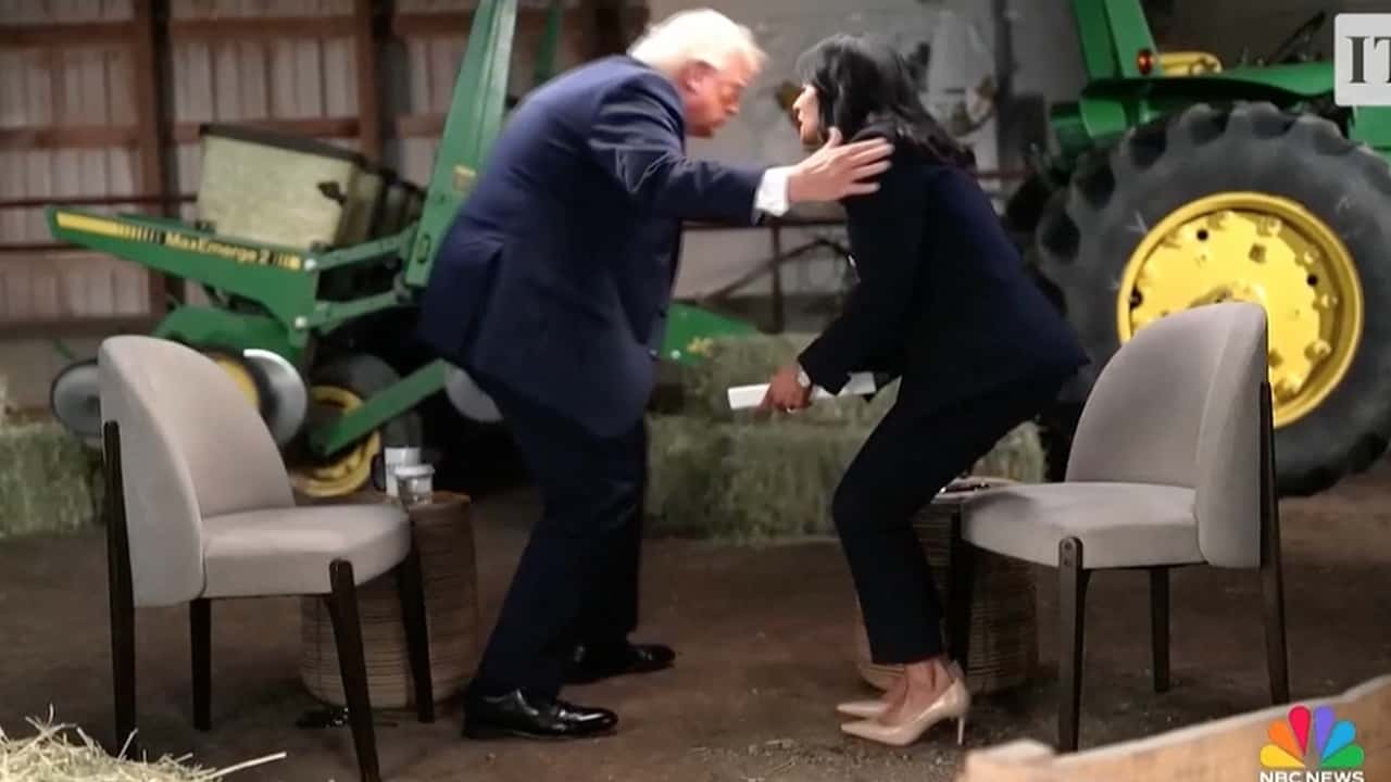 Trump litiga in TV: i trattori John Deere in sfondo