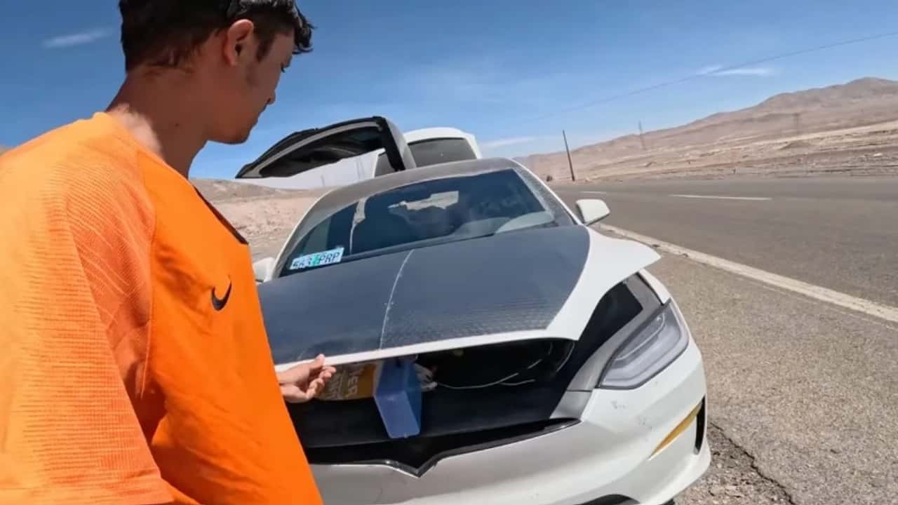 Ricarica la sua Tesla nel deserto coi pannelli solari