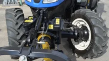 Né le pendenze né gli attrezzi combinati fermano il New Holland T4.110F SuperSteer: potenza, idraulica generosa e BlueCab 4 per i trattamenti