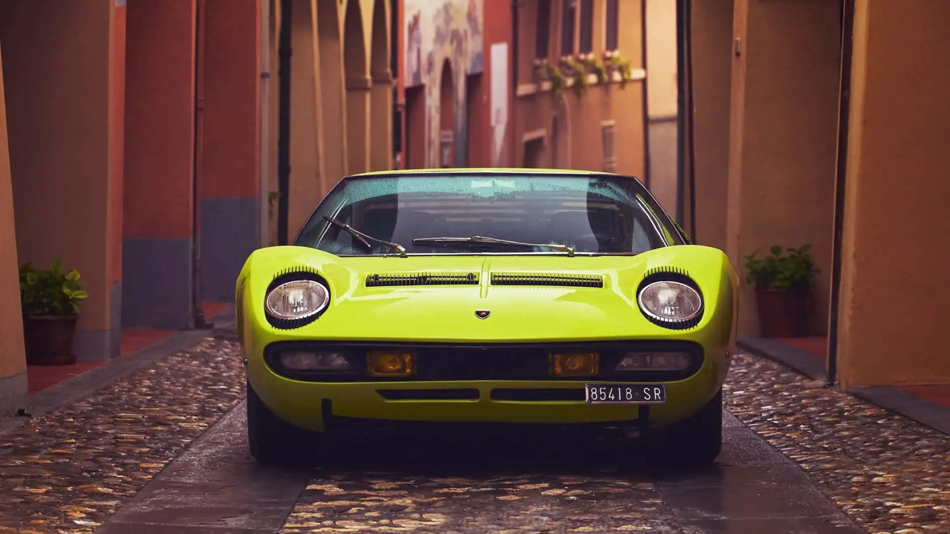 https://cdn.motor1.com/images/mgl/Oo9vRY/s1/lamborghini-miura-s.webp