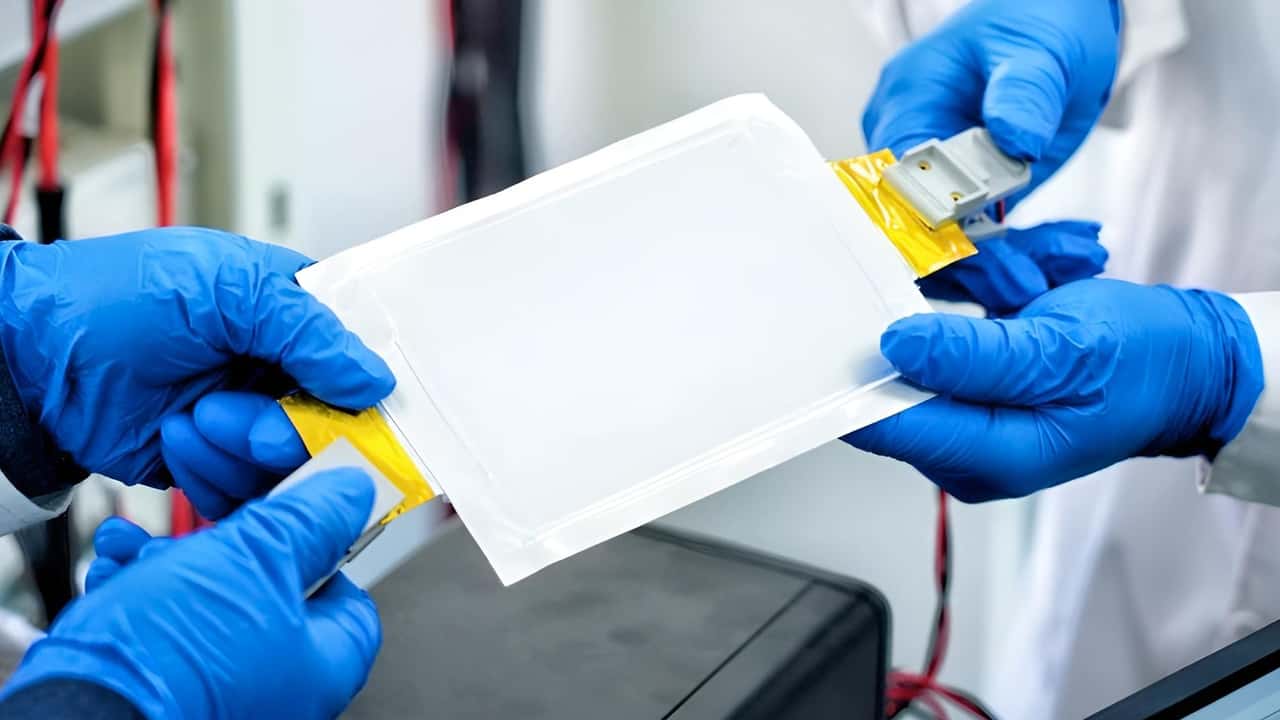 Nova bateria chinesa promete 700 Wh/kg e pode mudar os carros elétricos