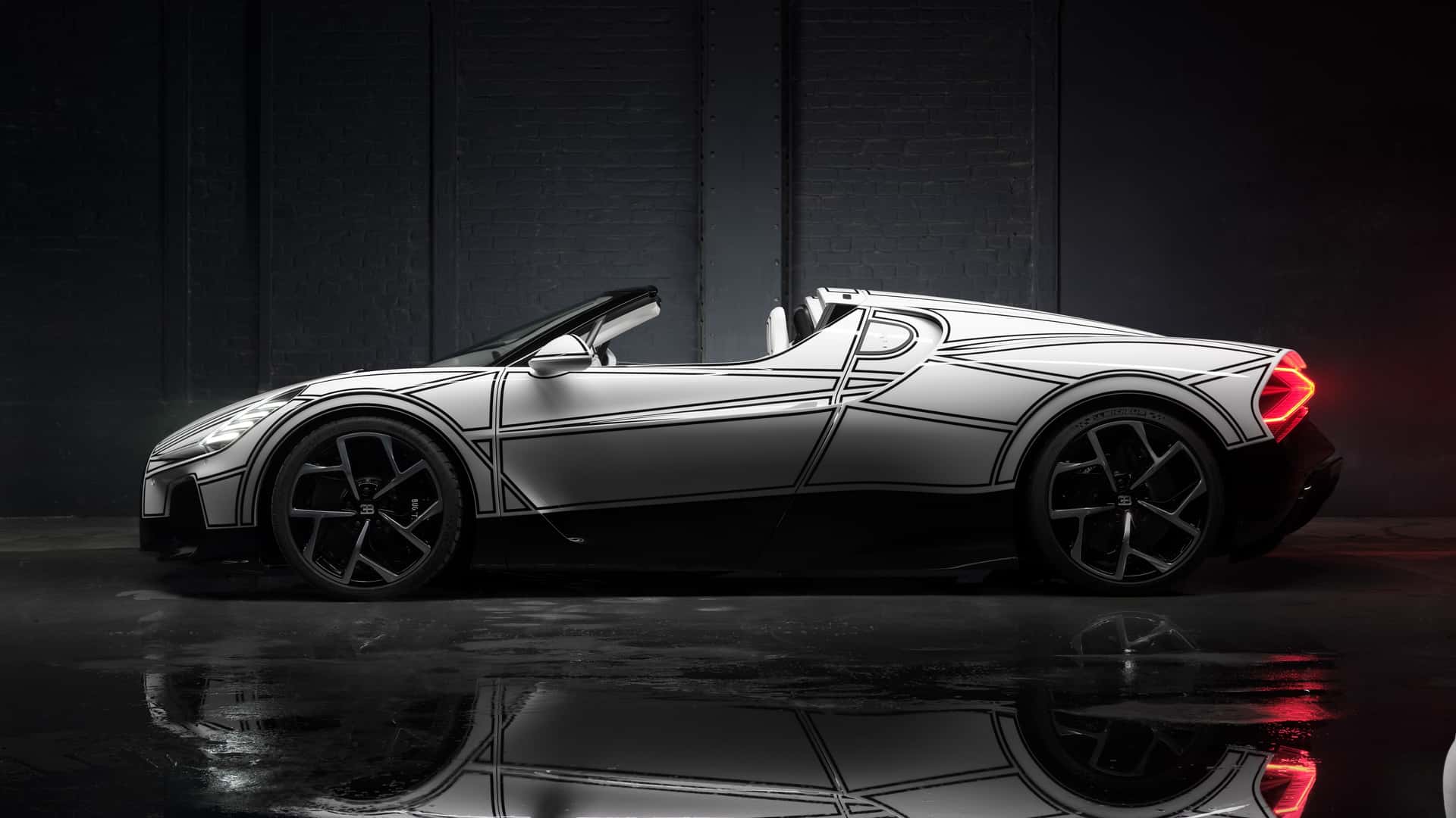 https://cdn.motor1.com/images/mgl/Oo9xlM/s1/bugatti-w16-mistral-blanc-eternel.jpg