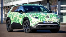Versão da série VW ID Cross disfarçada em fotos de fábrica (2026)