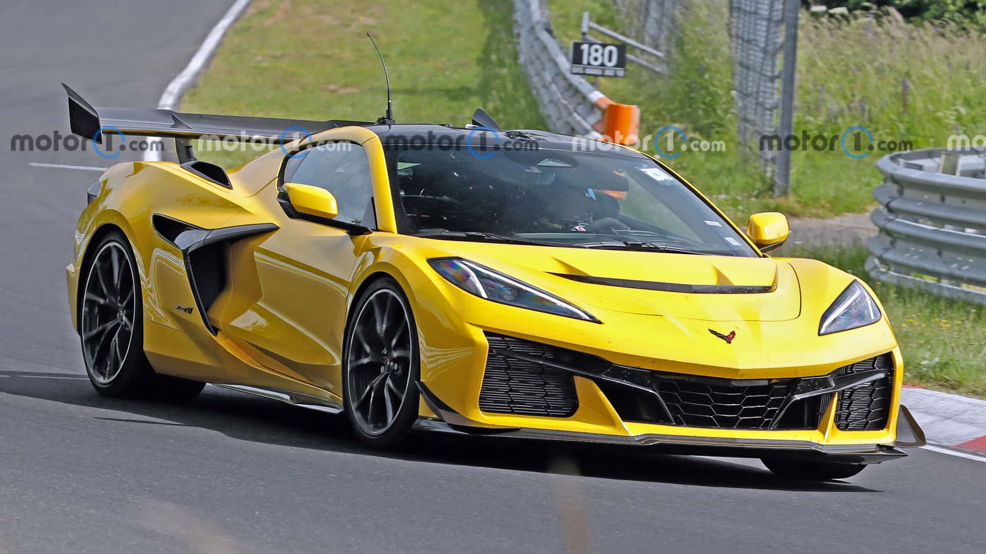 https://cdn.motor1.com/images/mgl/OoJN8R/s1/2026-chevrolet-c8-corvette-zora-spy-shots-undisguised-exterior-37.jpg
