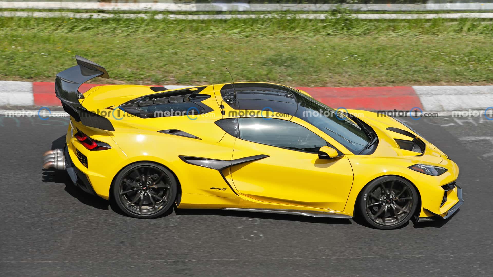 https://cdn.motor1.com/images/mgl/OoJN8X/s1/2026-chevrolet-c8-corvette-zora-spy-shots-undisguised-exterior-49.jpg