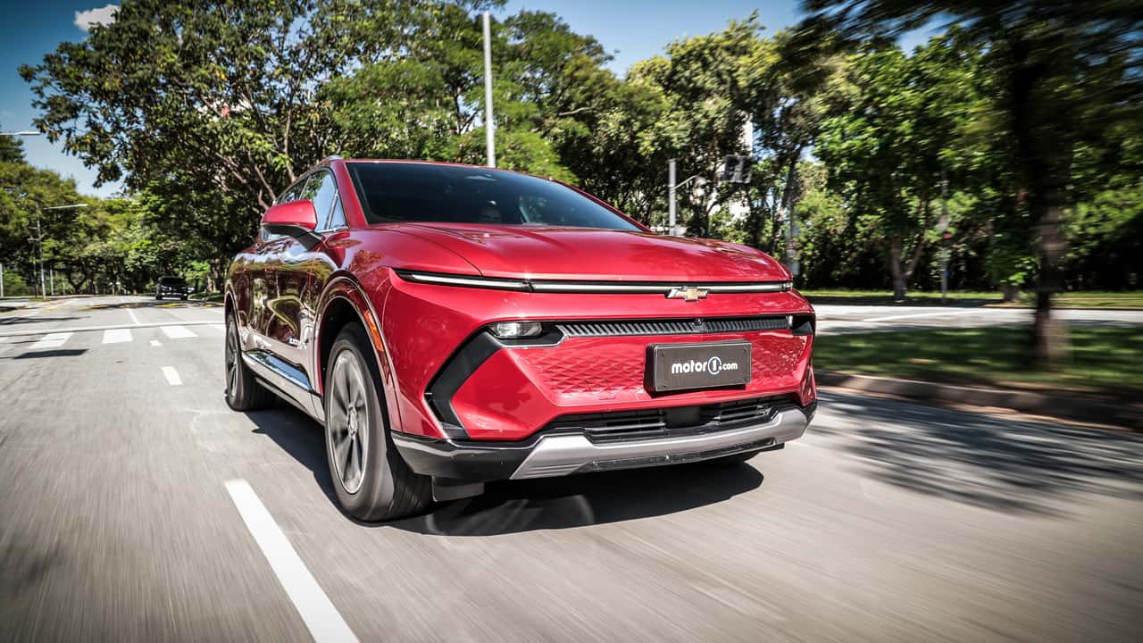 Gasolina dispara 21% nos EUA e reacende interesse por carros elétricos