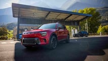 La smart #5 ricarica nella prima stazione autostradale per auto elettriche