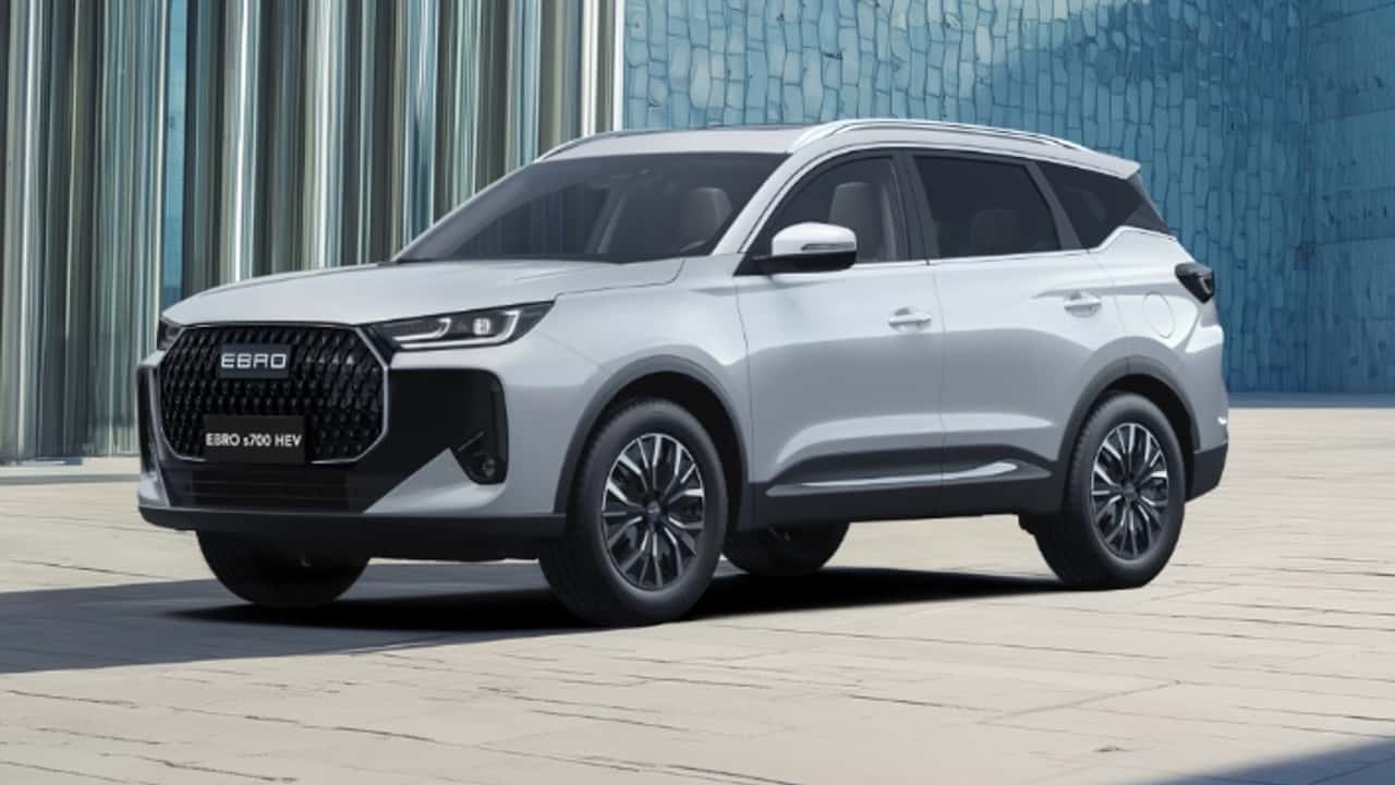 EBRO tiene un nuevo híbrido y va a por el Toyota Corolla Cross