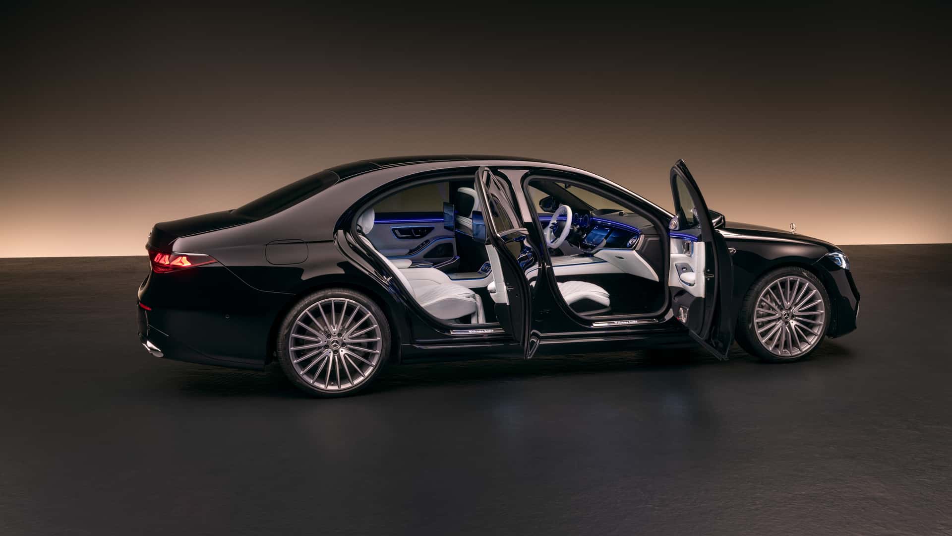 https://cdn.motor1.com/images/mgl/OoMY4A/s1/2027-mercedes-benz-s-class.jpg