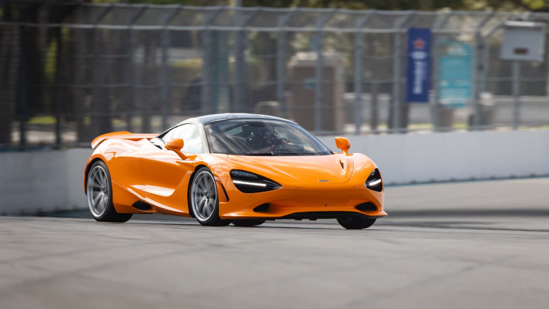 https://cdn.motor1.com/images/mgl/OoMrwB/s1/miami-international-autodrome-mclaren-750s.jpg