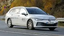 Foto spia del lifting facciale della Volkswagen Golf Variant 2024