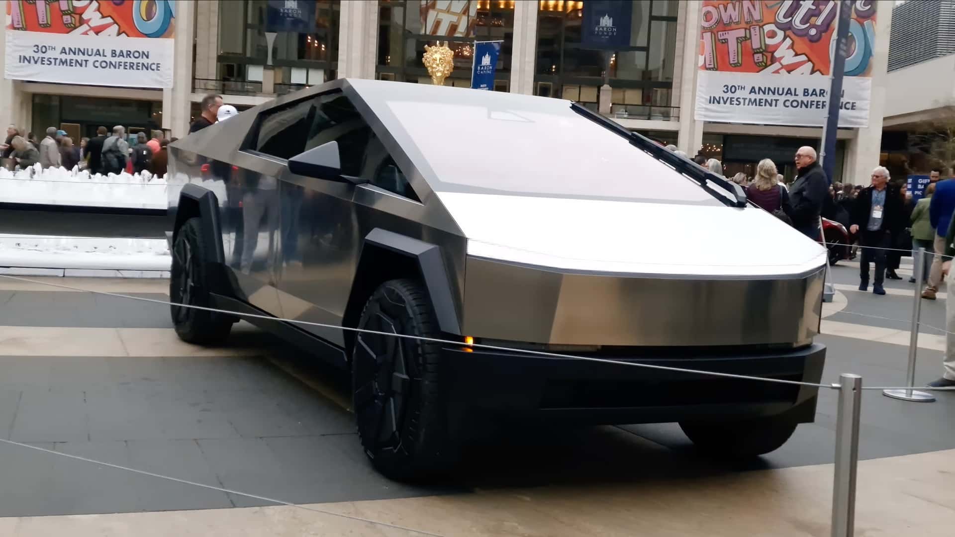 Le Cybertruck De Tesla Vu Dans Une Vid o Il Semble Presque Parfait