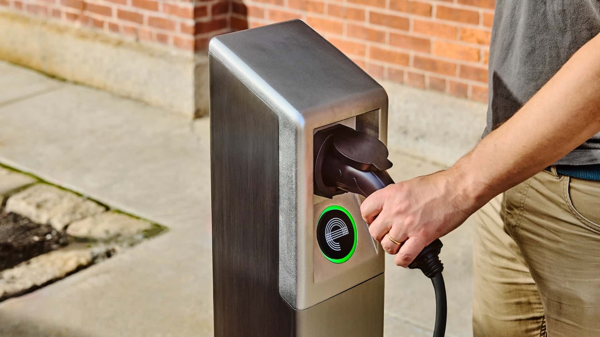 Nueva York Instalará 700 Cargadores de Vehículos Eléctricos en las Aceras