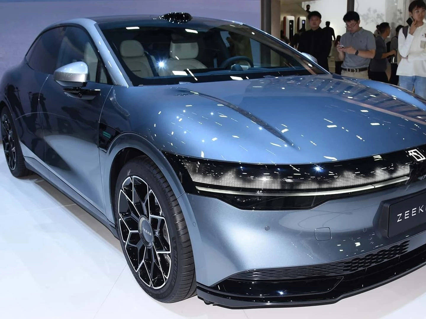 Zeekr, que virá ao Brasil em 2024, revela bateria com 870 km de