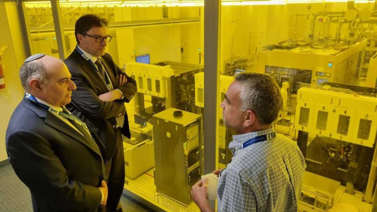 Giorgetti in visita alla sede di Tower Semiconductor