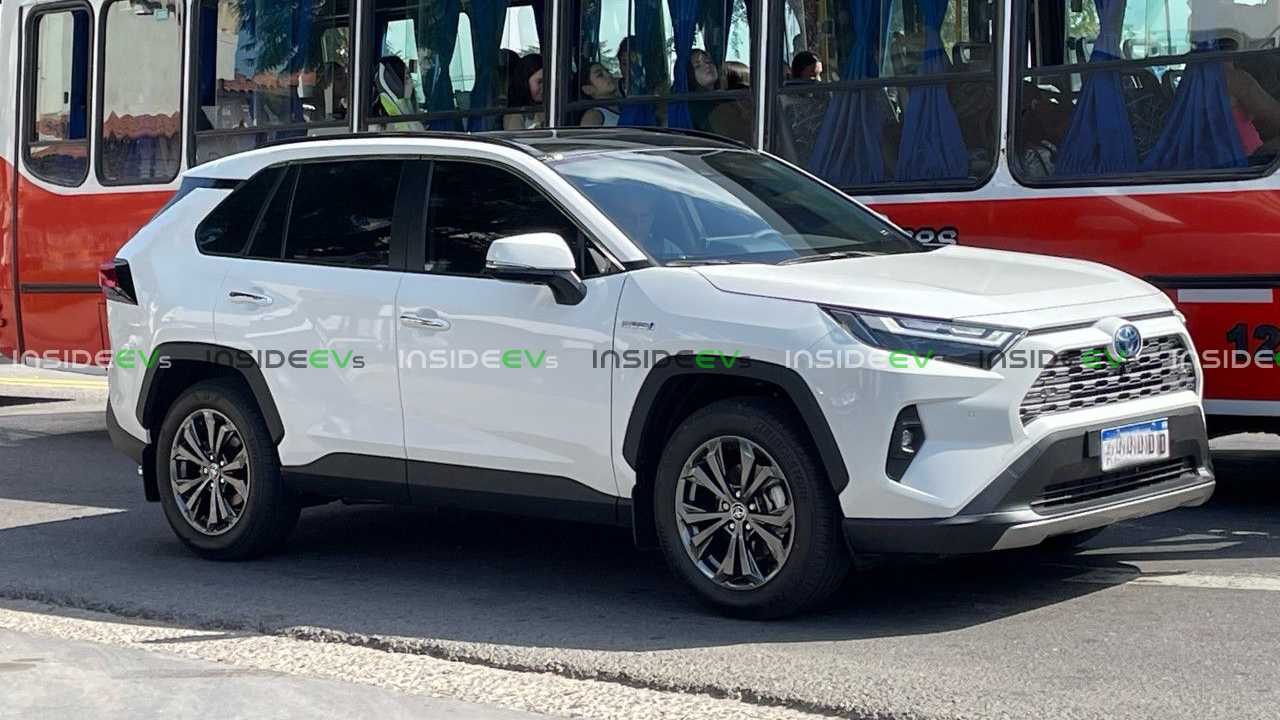 Nueva Toyota Rav4 (2022) circulando por CABA. Fotos: Marcos A.
