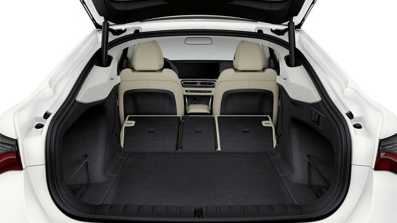 BMW i4 bagagliaio