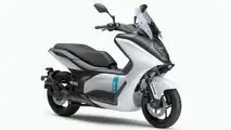 Yamaha E01 - Vista frontale ad angolo retto