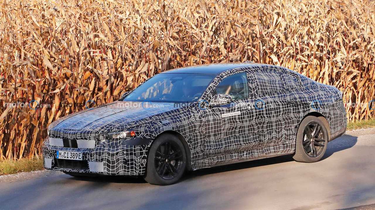 Nuova BMW Serie 5, le foto spia degli interni