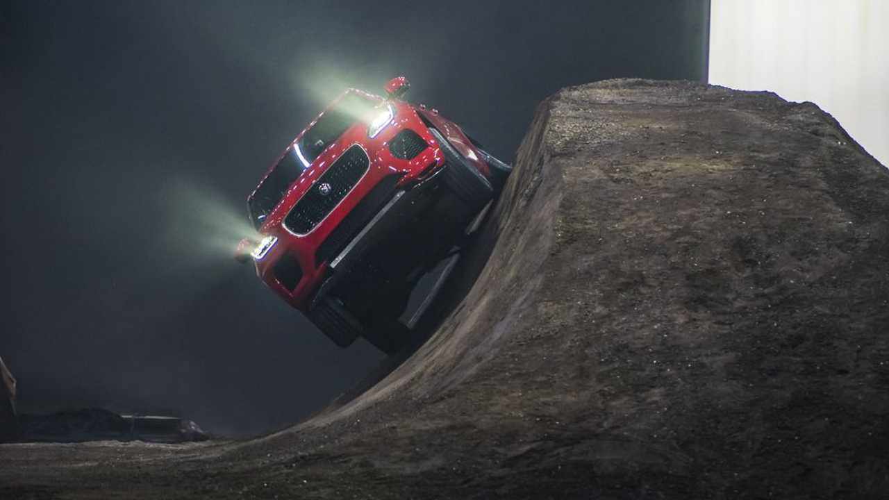 La Jaguar E-Pace impegnata nel salto in lungo avvitato