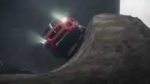 La Jaguar E-Pace impegnata nel salto in lungo avvitato
