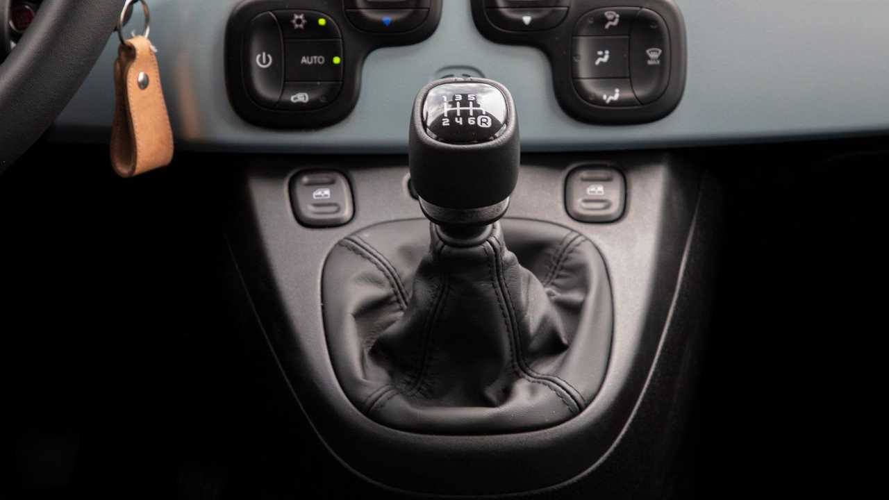 Fiat Panda Cross Hybrid Launch Edition prueba palanca del cambio
