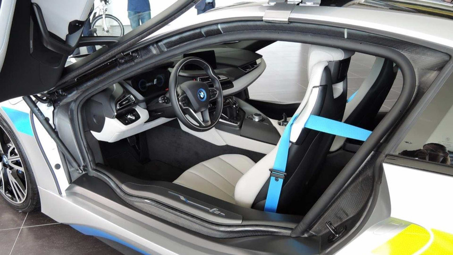 BMW i8 policía checa