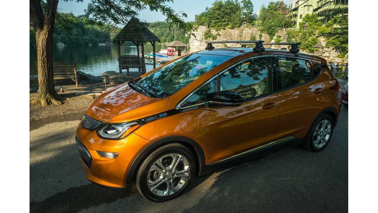 The three vehicles that have managed to sell more than 2,500 copies in a month in 2017? Tesla Model S, Model X ... and the Chevy Bolt EV
