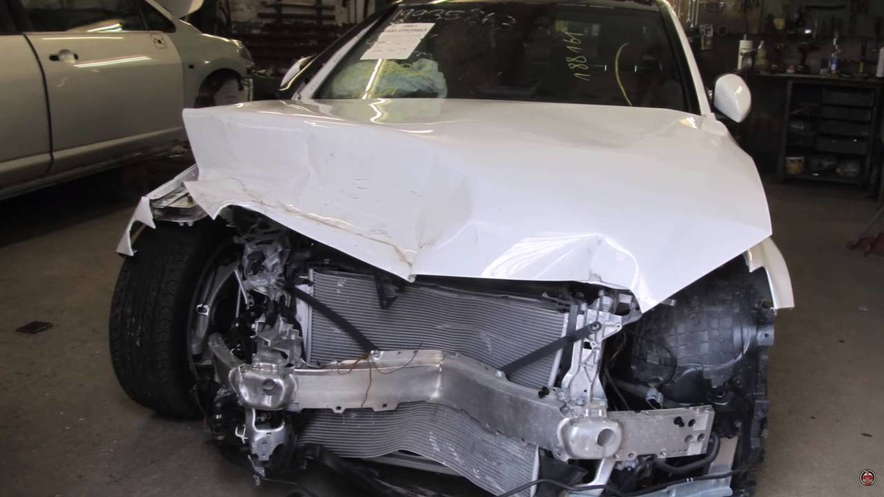 Wrecked Mercedes C300 gets repaired