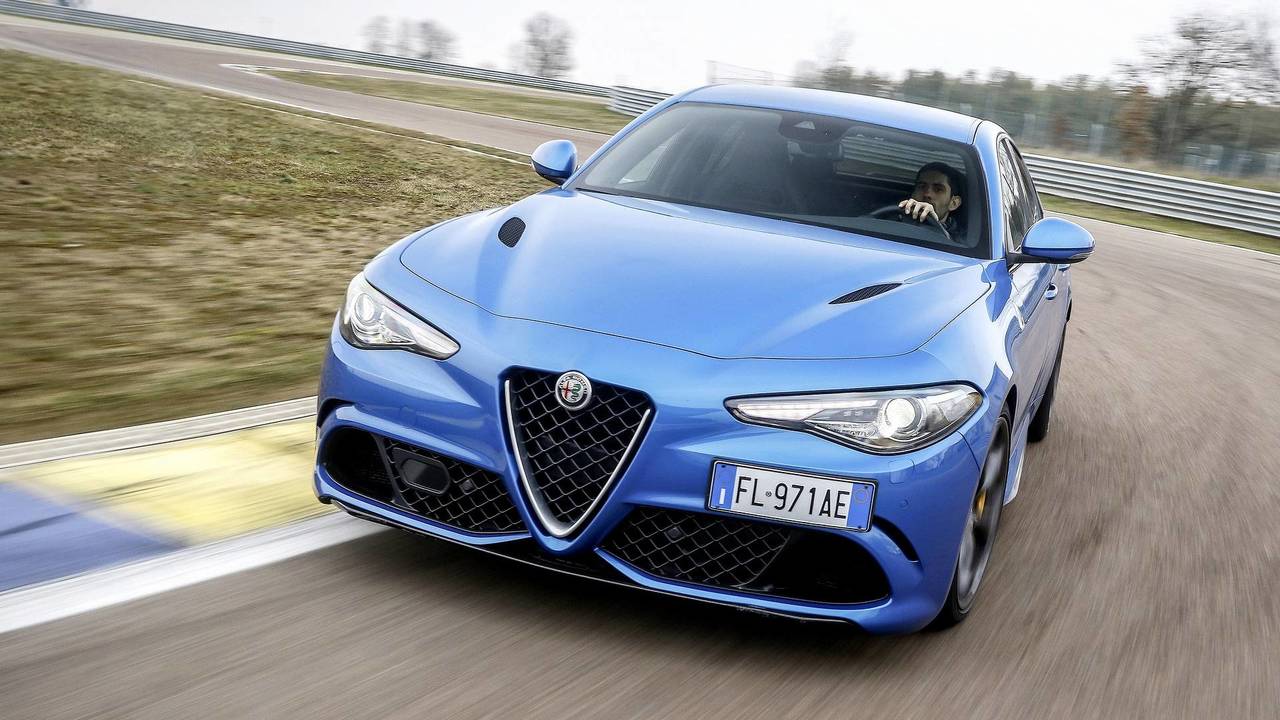 Alfa Romeo Stelvio vs Giulia Quadrifoglio, la Drag Race