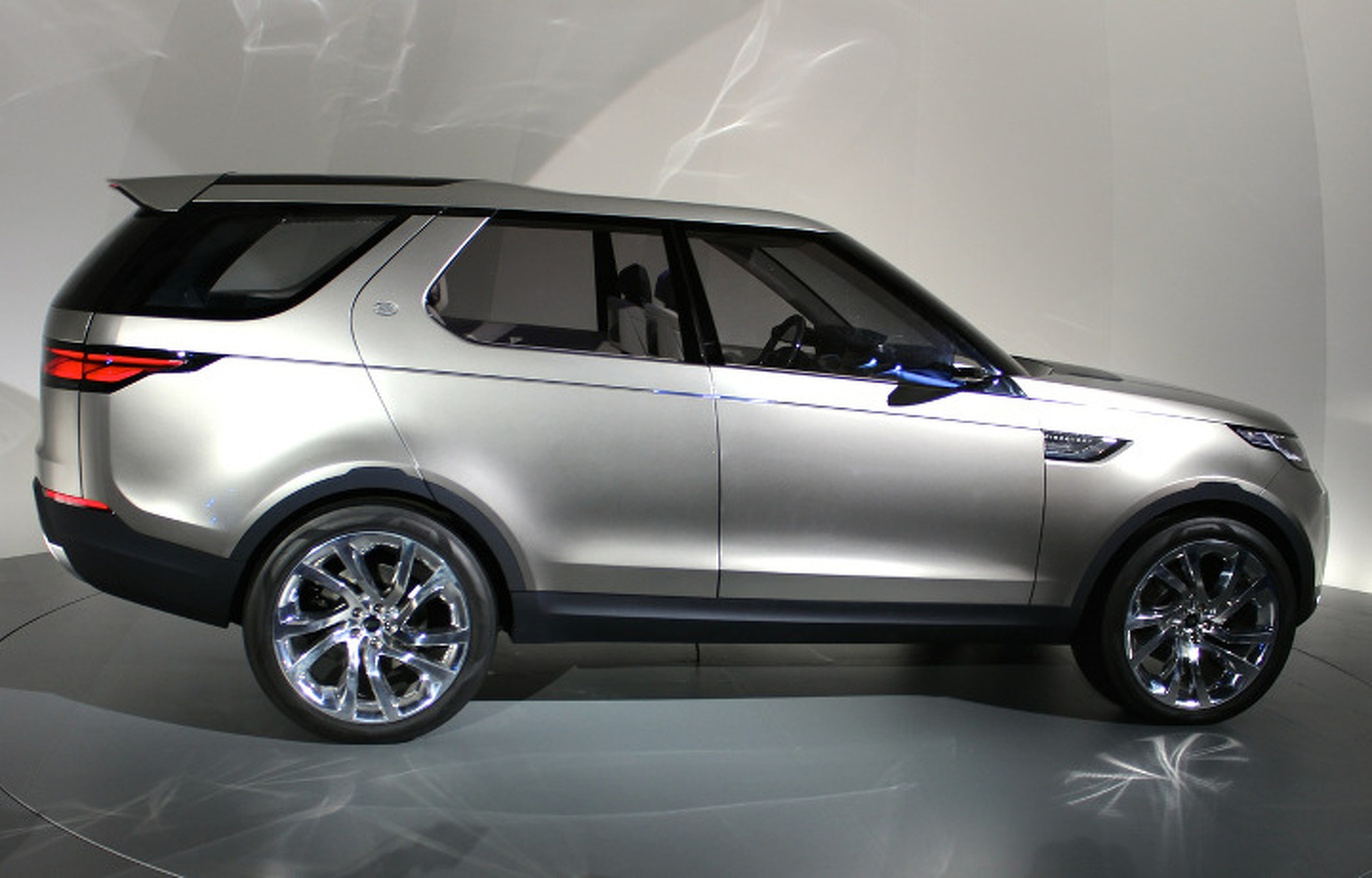 Land Rover Discovery Vision Concept Says "So Long" to Square