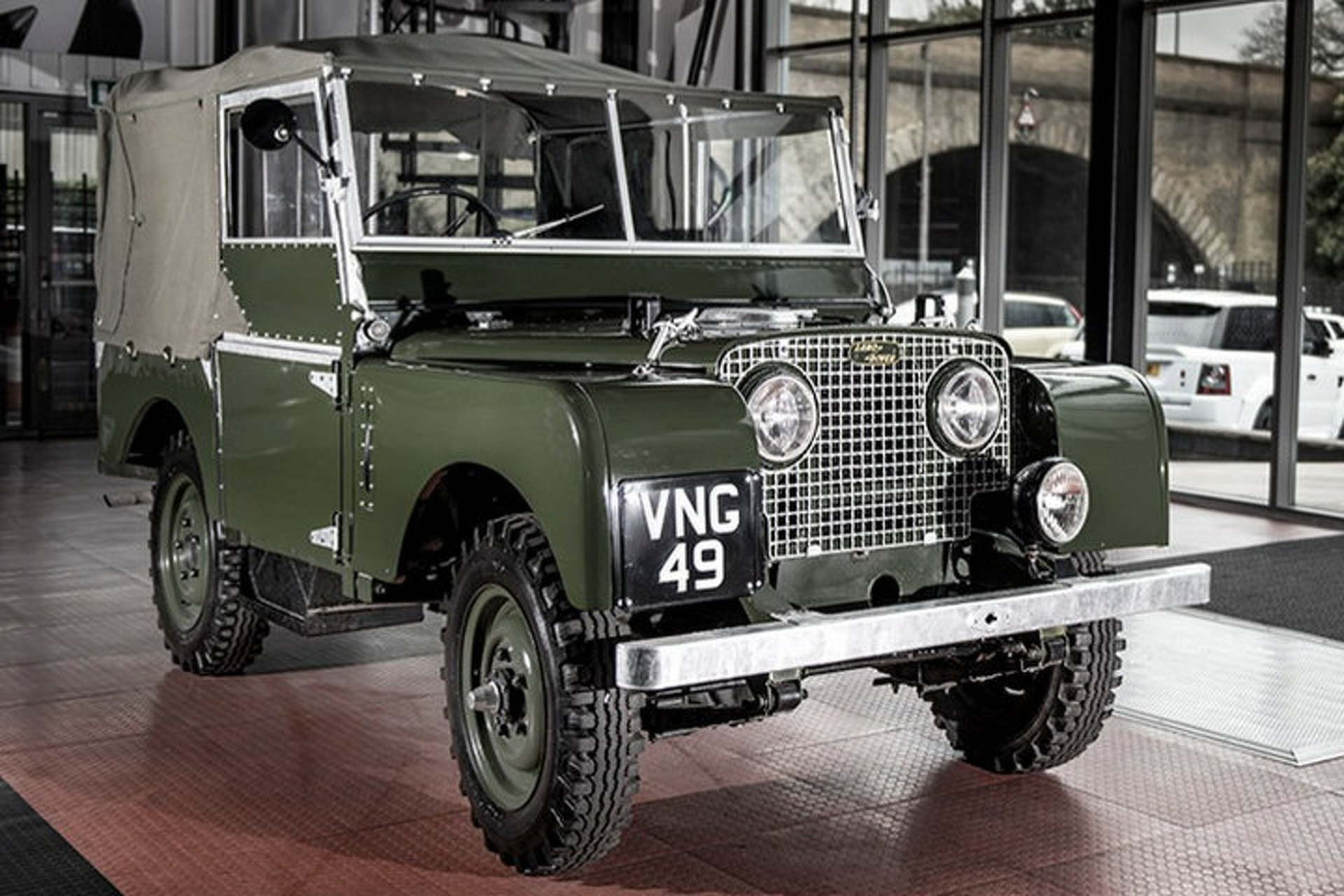 Restored Iconic Land Rover Celebrated at UK Style Event