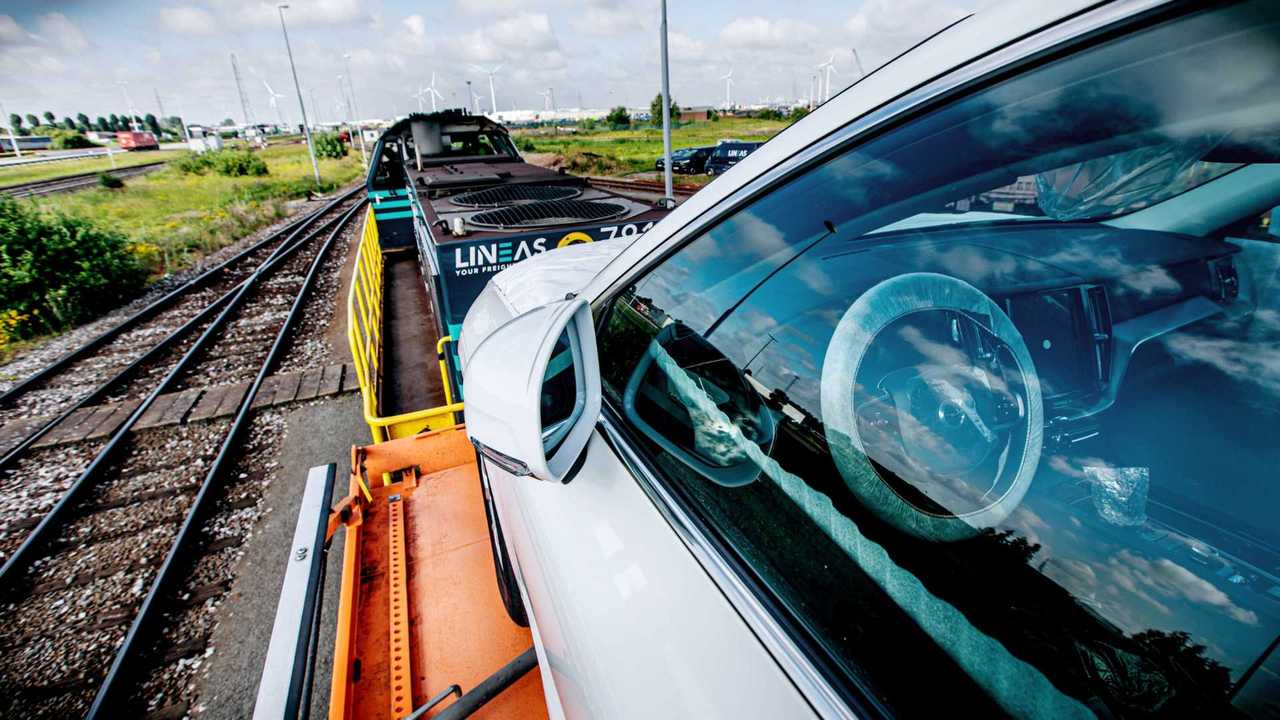 Volvo train car transporter