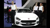 Farblich perfekt abgestimmt: So wird der Fiat 124 Spider passend flankiert. Und selbst die Haarpracht ist jeweils schon fürs Offenfahren fixiert
