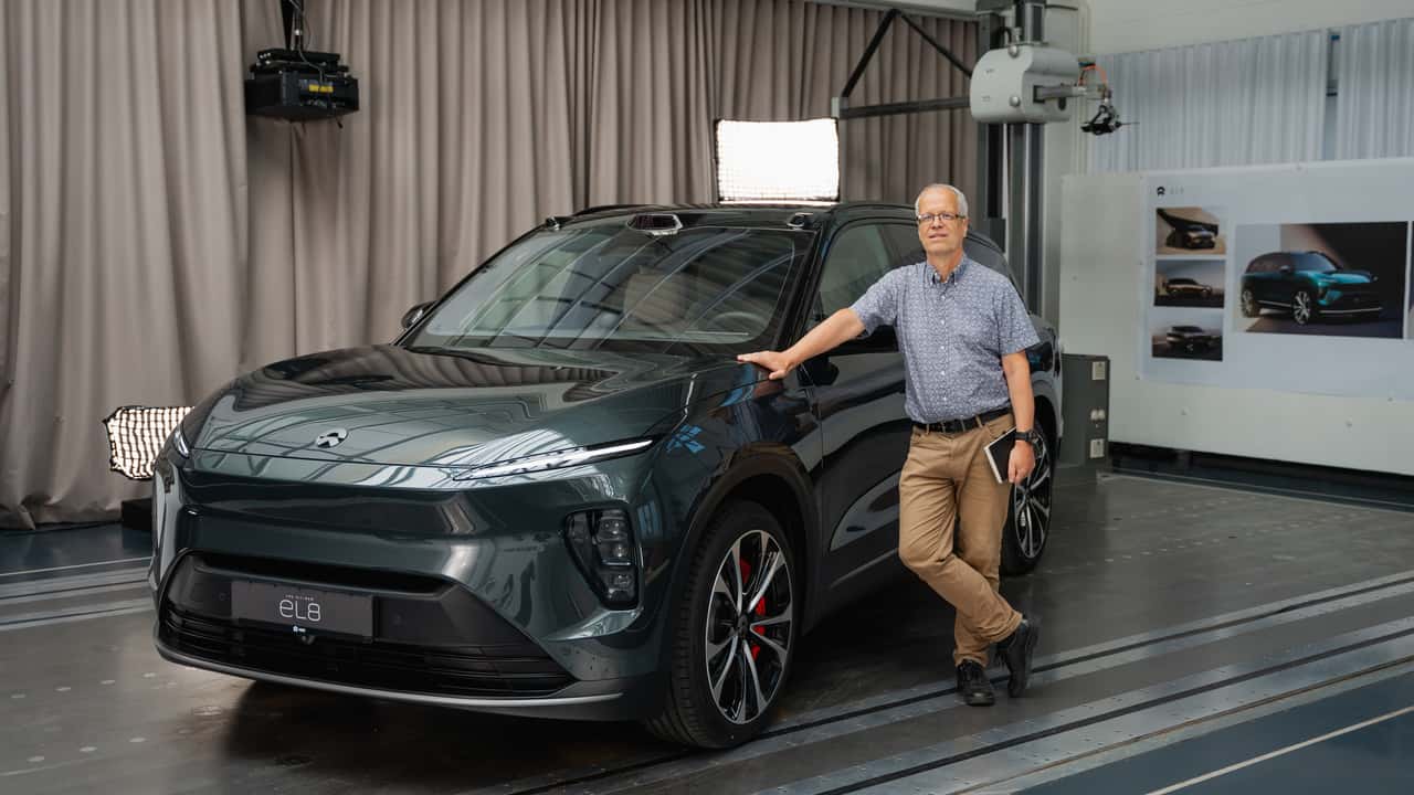 Nio EL8 (2025) im Nio-Designstudio München mit Autor Stefan Leichsenring