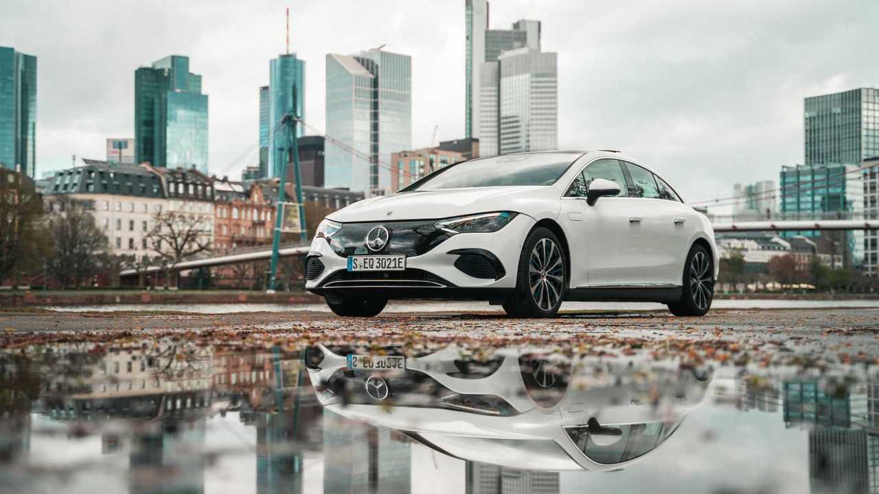 Mercedes-Benz EQE 350+ test di bellezza girato da tre quarti anteriori