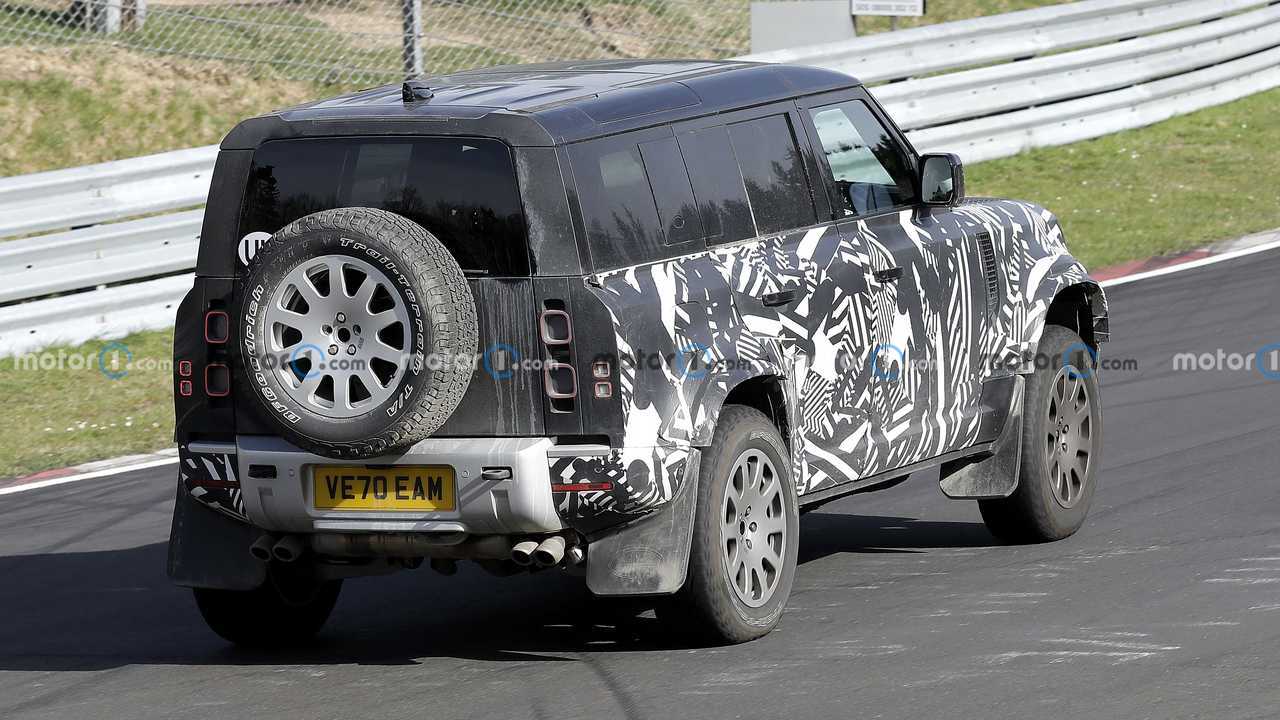 Land Rover Defender V8, le foto spia