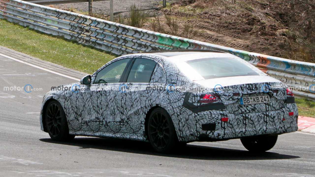 Nuova Mercedes Classe E, le foto spia al Nurburgring