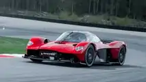 L'Aston Martin Valkyrie Supernova rouge sur la piste