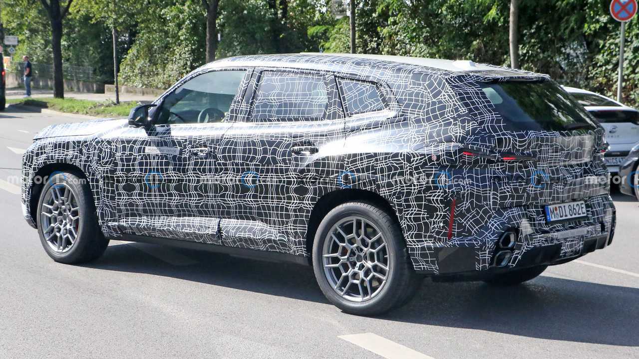 BMW XM ibrida plug-in, le nuove foto spia