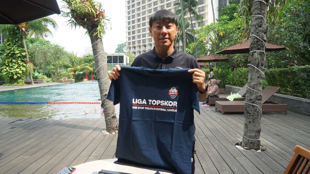 Shin Tae-yong menerima baju Liga TopSkor dari Skor Indonesia sebagai cindera mata.