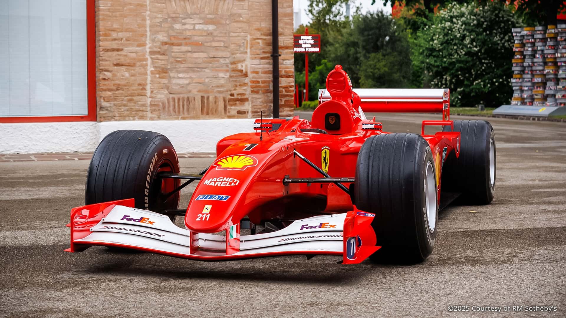 Schumacher'in yarıştığı Ferrari F2001, 16 milyon €'ya satıldı!